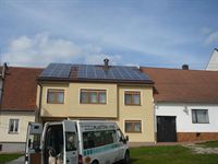 Montáž fotovoltaické elektrárny na střeše rodinného domu