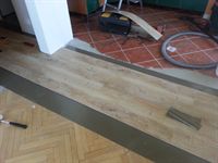 Pokládka podlahy -  vinylových dílců na dlažbu a parkety