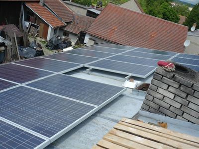 Montáž fotovoltaické elektrárny na  ploché plechové střeše