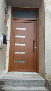 vchodové dveře s nerezovým madlem